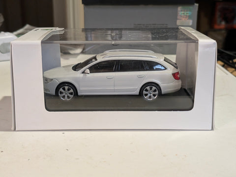 Abrex 1/43 Skoda Superb Combi White Model